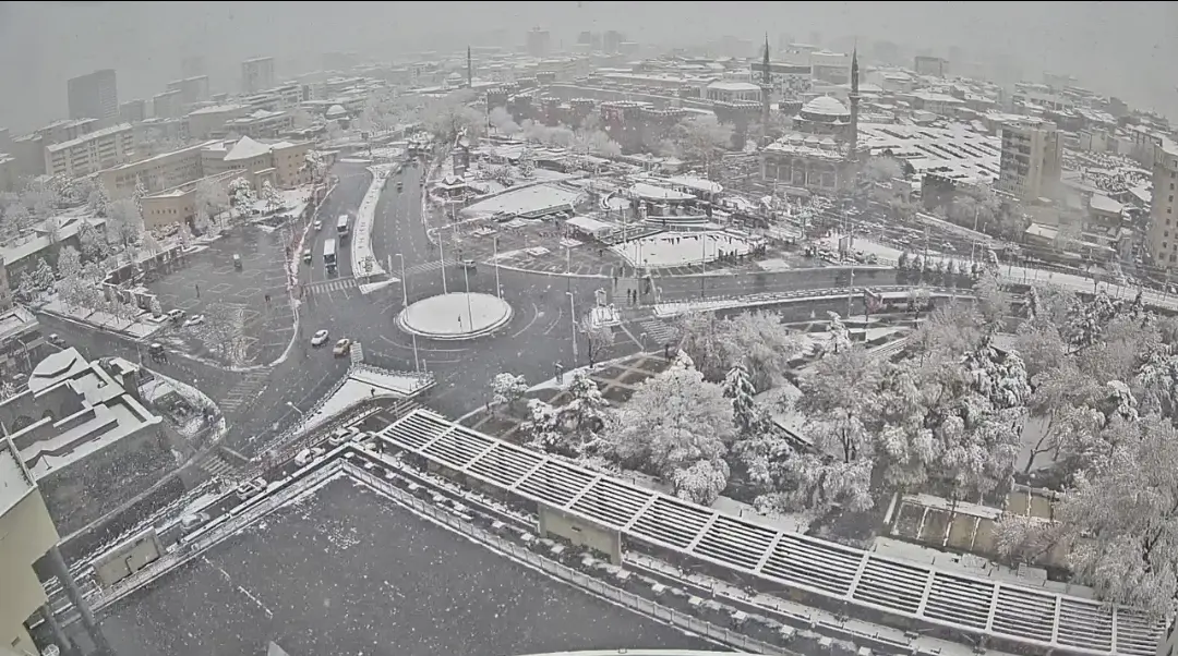 Kayseri Cumhuriyet Meydanı Canlı Kar Yağışı İzle