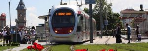 Araba Tramvay Yoluna Girdi