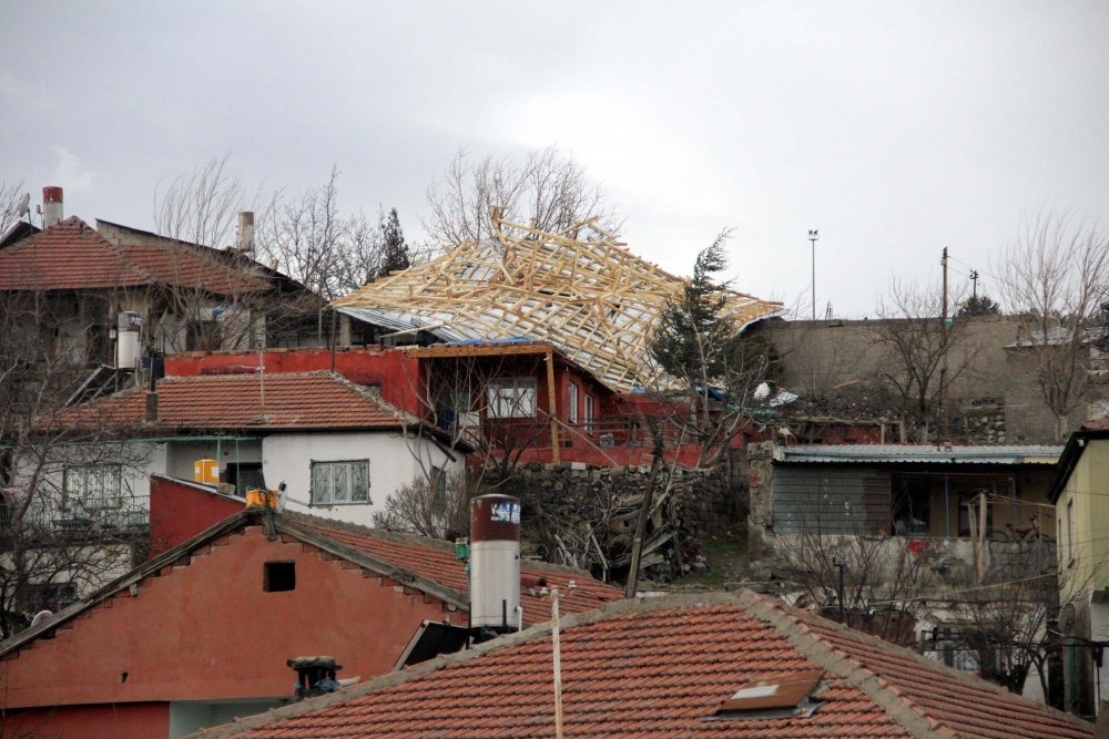 Kayseri'de, şiddetli rüzgar nedeniyle