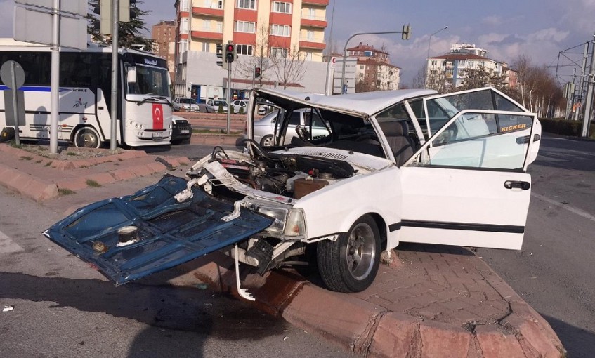 Köprülü Kavşakta Trafik Kazası : 3 Yaralı