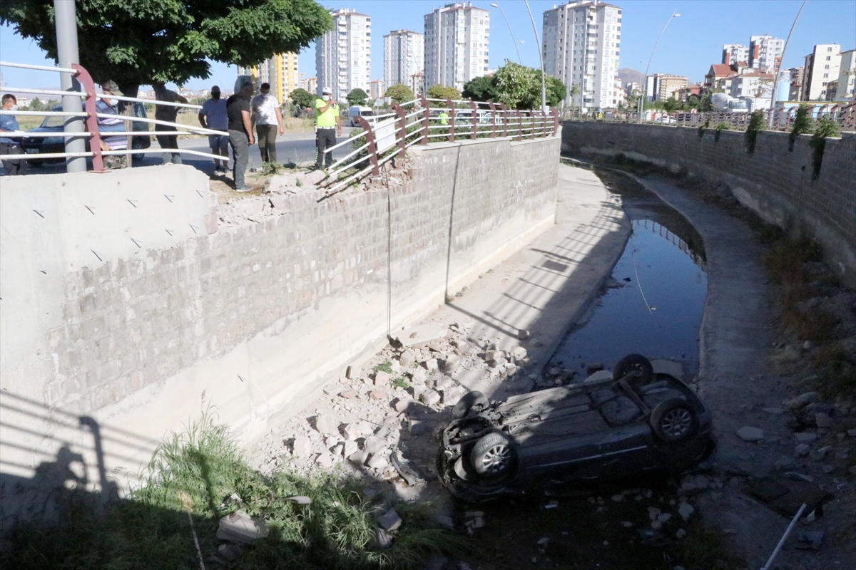 Kayseri’de Kanala Düşen Arabada Can Pazarı