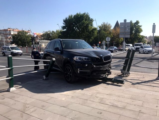Kayseri’de Cip Bariyerlere Çarparak Durabildi