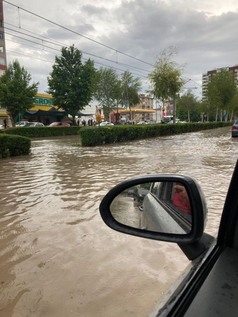 Kayseri'de Şiddetli Yağış Hayatı Felç Etti