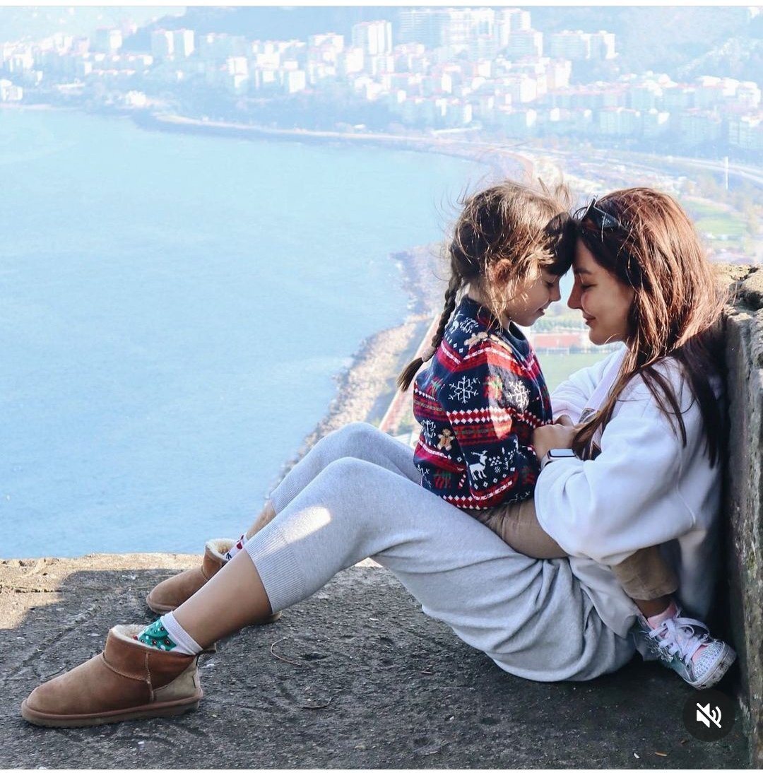Ayşenur Parlak Kimdir ?